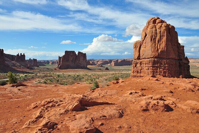 Arches and Canyonlands NP Self-Guided Driving Audio Bundle Tour - White Rim Road and Dead Horse Point: Soil Crusts and Local Legends