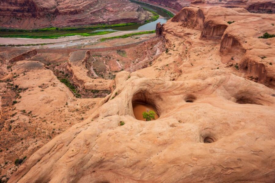 Moab: Grand Helicopter Tour - The first flyover: Determination Towers and Gemini Bridges
