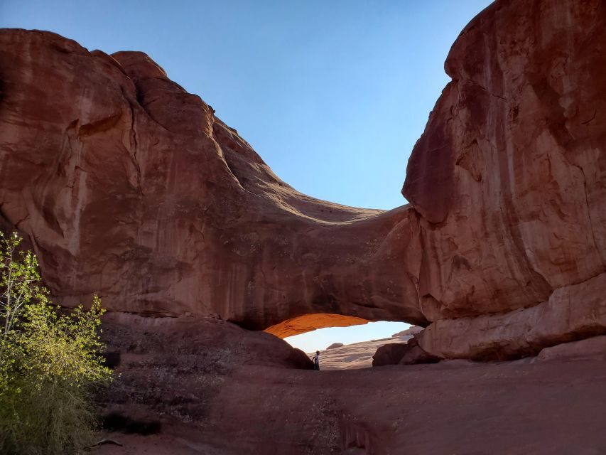 Morning Arches National Park 4x4 Tour - The geology story: salt bed shapes everything you see